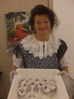 Le donne in costume a servire le degustazioni