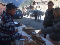 Maria Grazia Borri al banchetto dei formaggi