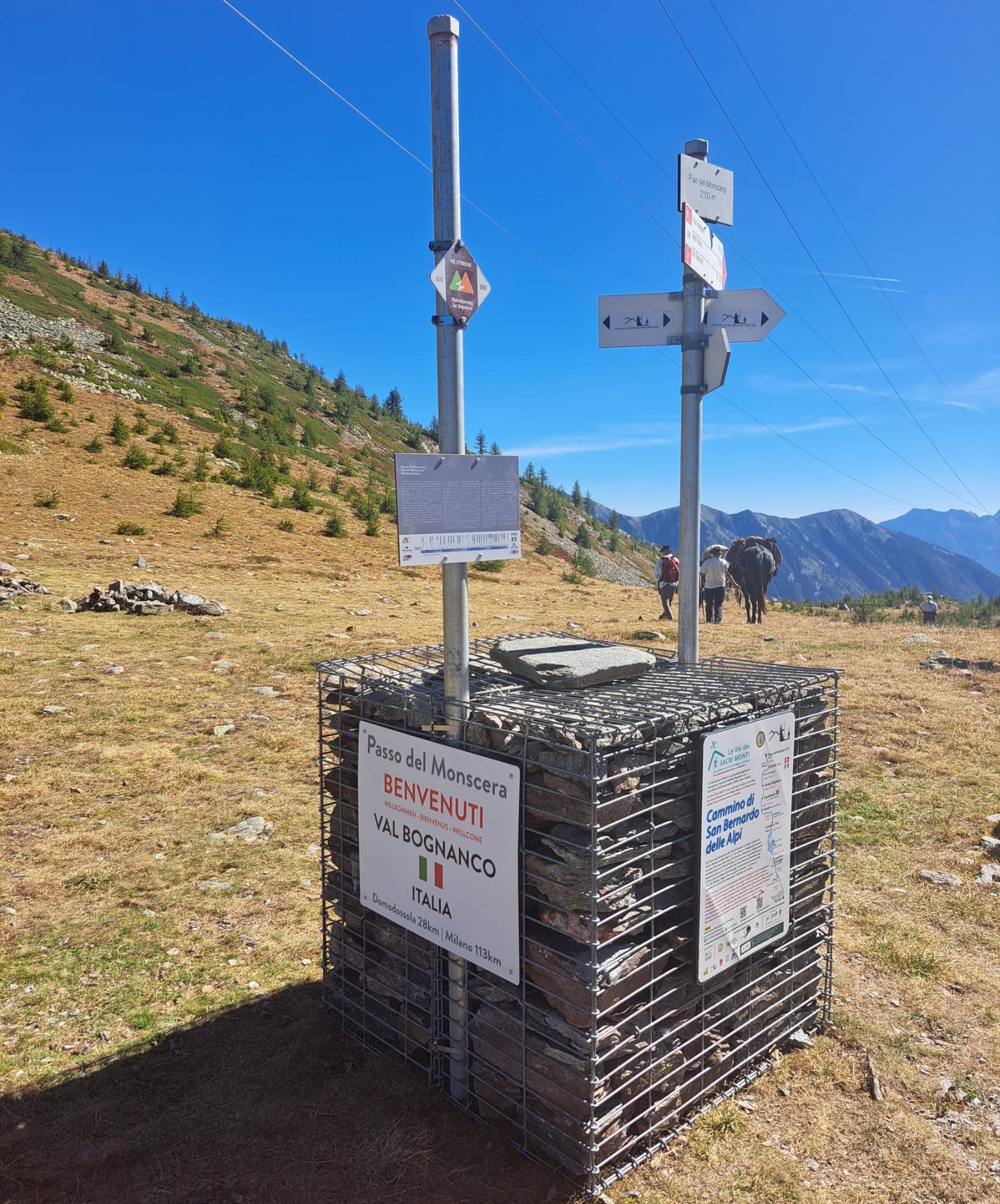 Il cubo di benvenuto in Italia Val Bognanco al passo del Monscera.